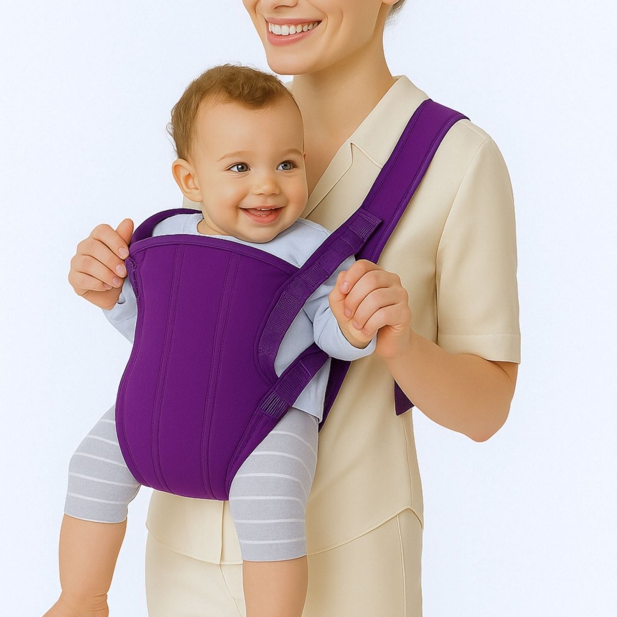 Porte bébé physiologique violet vu de face, bébé souriant maintenu contre le parent dans une position ergonomique sécurisée