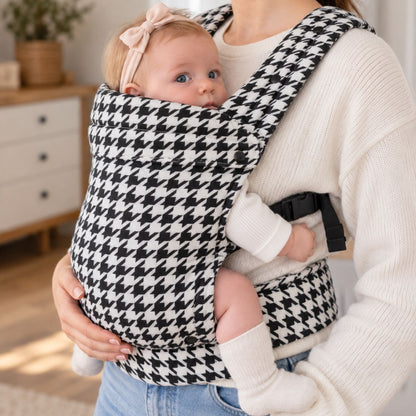 Porte-bébé pied-de-poule noir et blanc en coton avec ceinture large, porté en ventral à l’intérieur