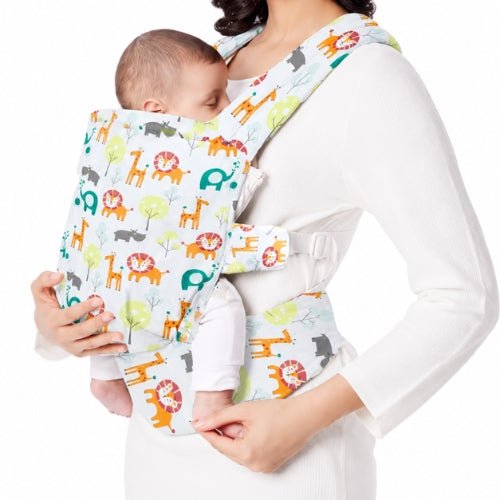 Porte bebe preforme à motifs animaux multicolores porté devant, vue de profil