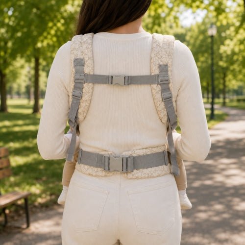 Porte bebe preforme beige fleuri avec sangle dorsale réglable en hauteur, vue de dos
