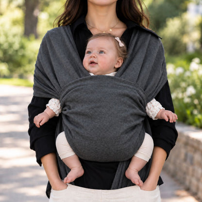 Porte-bébé sans nœud gris foncé vu de face, avec large panneau textile et bandes supérieures enveloppantes