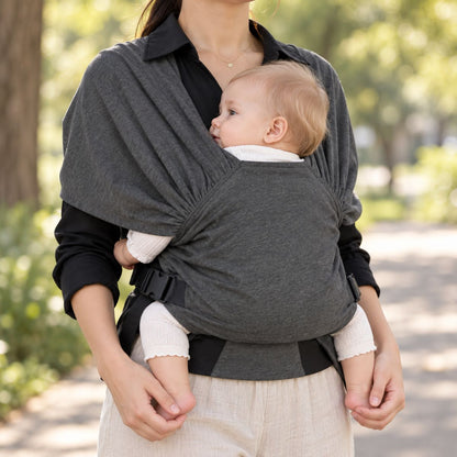 Porte-bébé sans nœud gris foncé en portage ventral face au porteur, avec structure textile une pièce ajustable