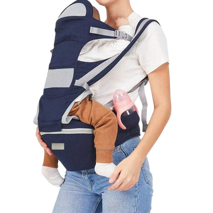 Porte bébé porté en extérieur, parent marchant avec bébé confortablement installé