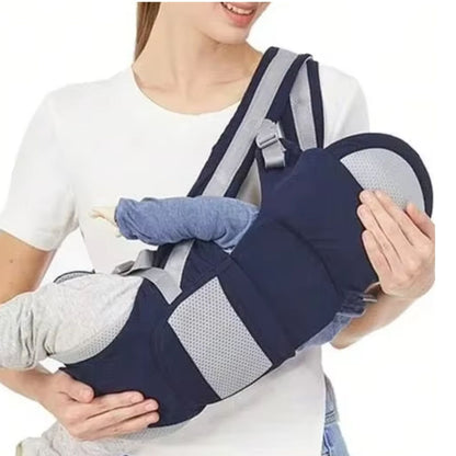 Porte bébé porté par un parent, bébé installé en position physiologique sécurisée