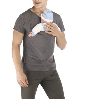Porte bébé t-shirt avec bébé blotti contre la poitrine du parent, tissu enveloppant