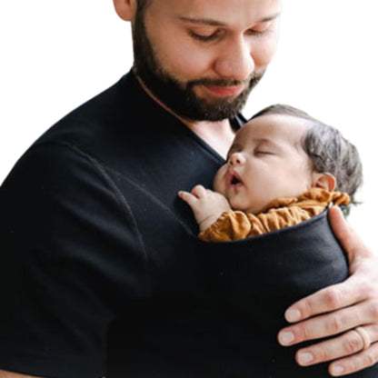 Porte bébé t-shirt porté par un parent, bébé installé et calme contre la poitrine