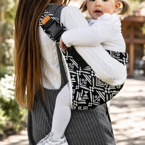 Porte-bébé souple à une épaule noir et blanc à motif géométrique, vue latérale du portage