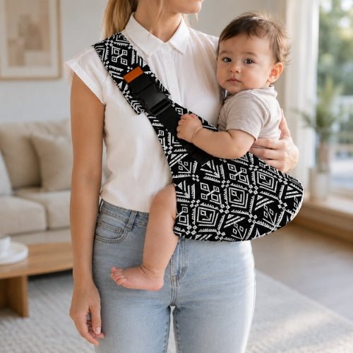 Porte-bébé souple à une épaule noir et blanc à motif géométrique, port latéral en intérieur