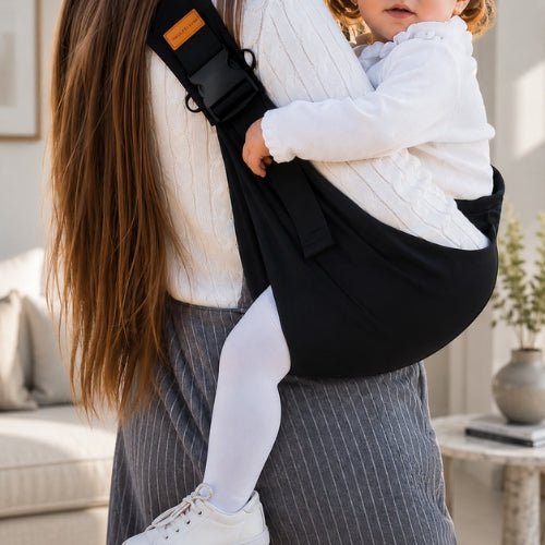 Porte-bébé souple à une épaule noir avec boucle réglable, vue latérale du portage en intérieur