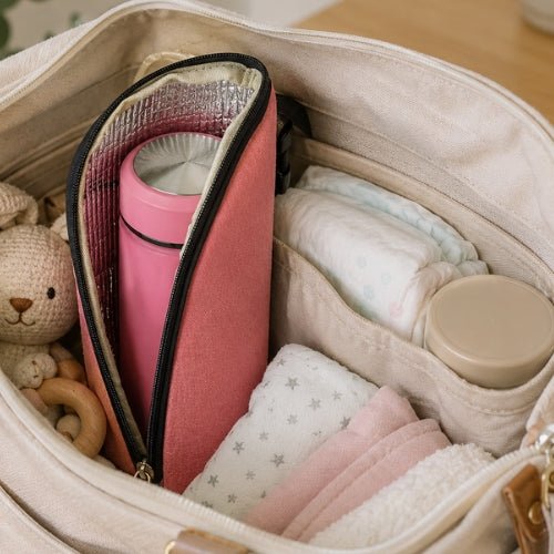 Porte biberon isotherme rose rangé dans un sac avec sa fermeture zip visible