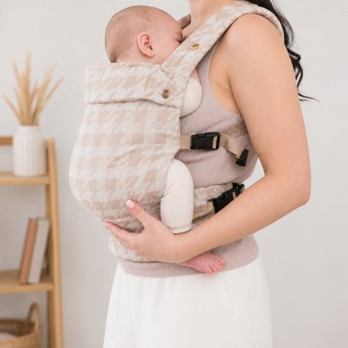 Porte kangourou bebe beige porté face à face, vue latérale