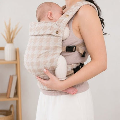 Porte kangourou bebe beige porté face à face, vue latérale
