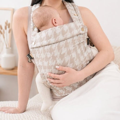 Porte kangourou bebe beige avec partie supérieure rabattable, vue rapprochée