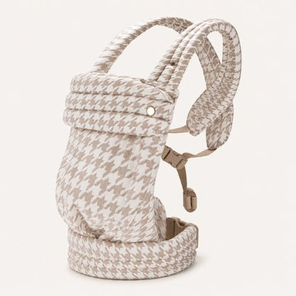 Porte kangourou bebe beige à bretelles croisées présenté seul, vue de face