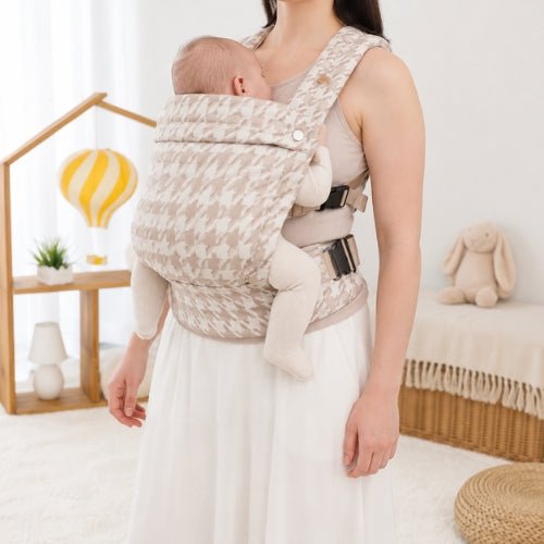 Porte kangourou bebe beige porté face à face avec bébé, vue de face