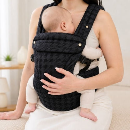 Porte kangourou bebe noir avec partie supérieure rabattable, vue rapprochée