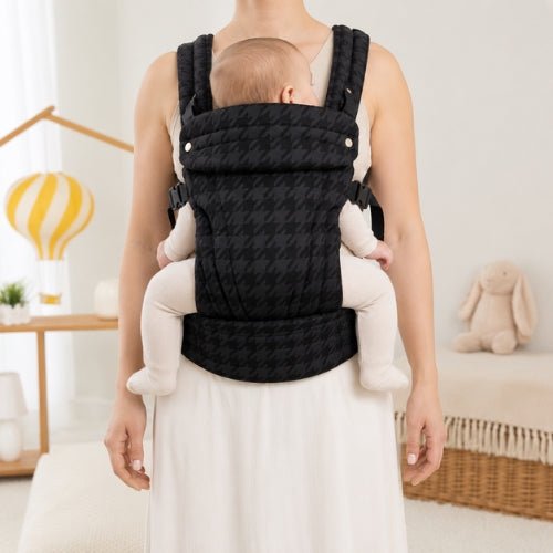 Porte kangourou bebe noir porté face à face avec bébé, vue frontale