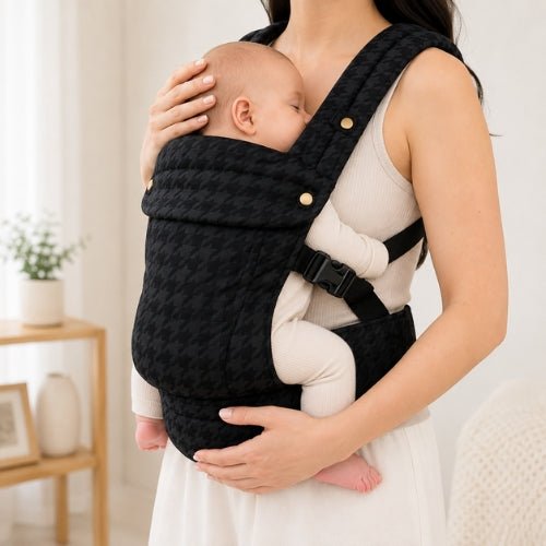 Porte kangourou bebe noir porté face à face avec bébé, vue latérale