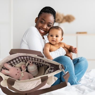 Sac à couche beige offrant une organisation optimale avec des poches astucieuses pour accéder rapidement aux essentiels de bébé