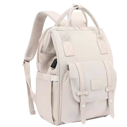 Sac à dos à langer beige vu en angle, grande ouverture et bretelles matelassées