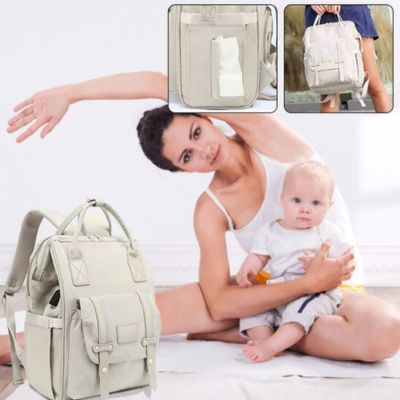 Une maman s’étirant avec son bébé, avec un sac à dos à langer gris multi-usage et des compartiments pratiques visibles