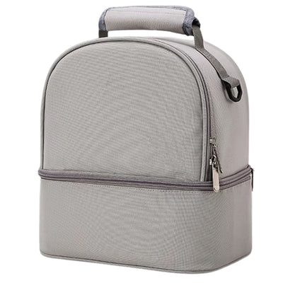 Vue de face d’un sac à dos à langer gris avec grande poche frontale et anses renforcées