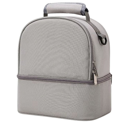 Vue de face d’un sac à dos à langer gris avec grande poche frontale et anses renforcées