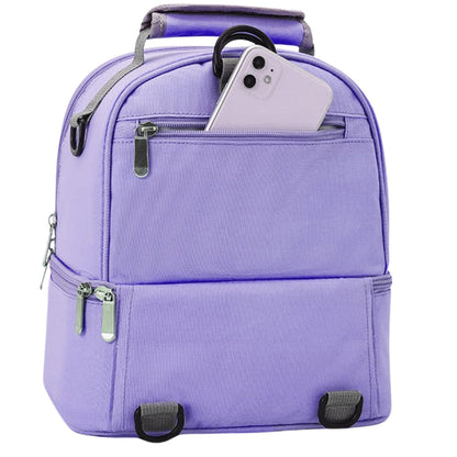 Poche arrière zippée du sac à dos à langer utilisée pour ranger un smartphone