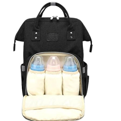 Sac à dos à langer avec poche avant ouverte contenant trois biberons bien rangés