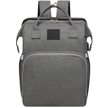 Sac à dos à langer présenté en face avec fermeture frontale apparente