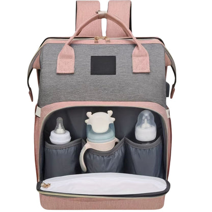 Sac à dos à langer ouvert montrant les compartiments pour couches et lingettes