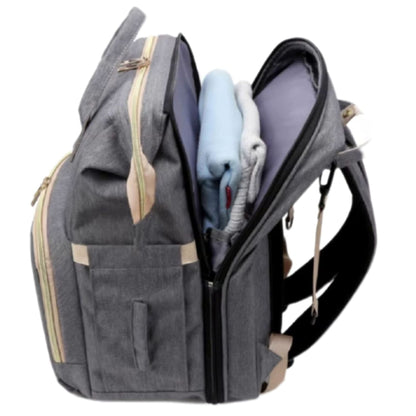 Vue latérale du sac à dos à langer ouvert, montrant les compartiments internes