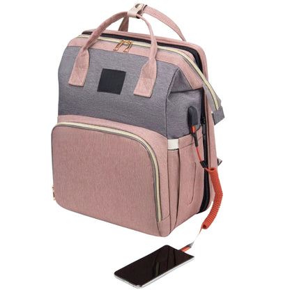 Sac à dos à langer en vue frontale avec port USB connecté à un smartphone