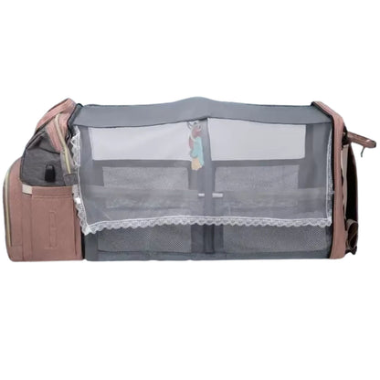 Sac à dos à langer vu de face avec poche avant bombée et couture contrastée