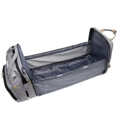 Sac à dos à langer avec poches latérales fermées et base rigide visible