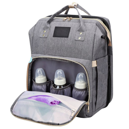 Vue latérale du sac à dos à langer avec poche ouverte contenant un biberon