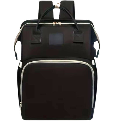 Sac à dos à langer posé à plat, accessoires bébé placés autour