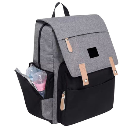 Sac à dos à langer en vue de face avec poche latérale visible sur le côté