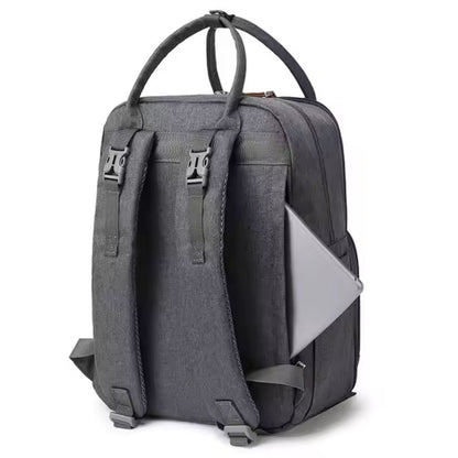 Sac à dos à langer en vue arrière avec poche latérale contenant un ordinateur portable