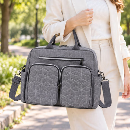 Sac à langer Double poche avant Gris porté à la main en extérieur