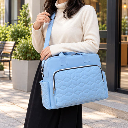 Sac à langer Grande poche avant Bleu ciel porté en bandoulière en extérieur