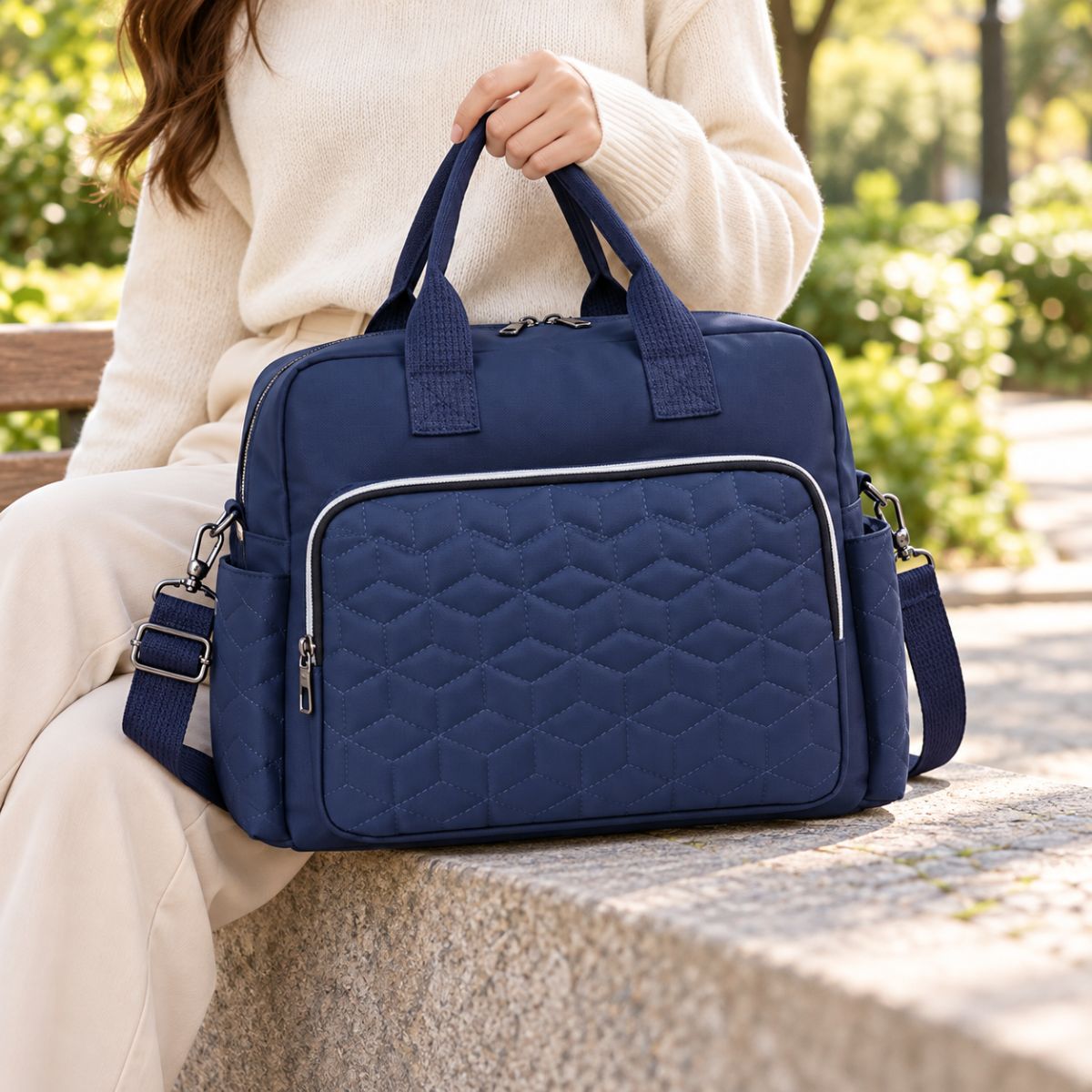 Sac à langer Grande poche avant Bleu foncé posé en extérieur