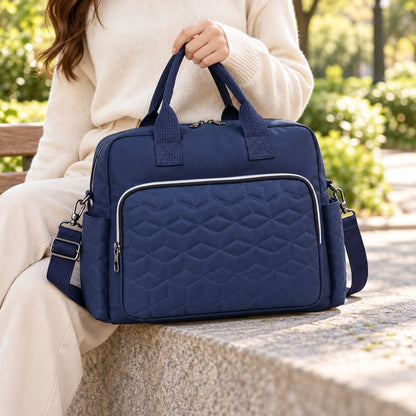 Sac à langer Grande poche avant Bleu foncé posé en extérieur