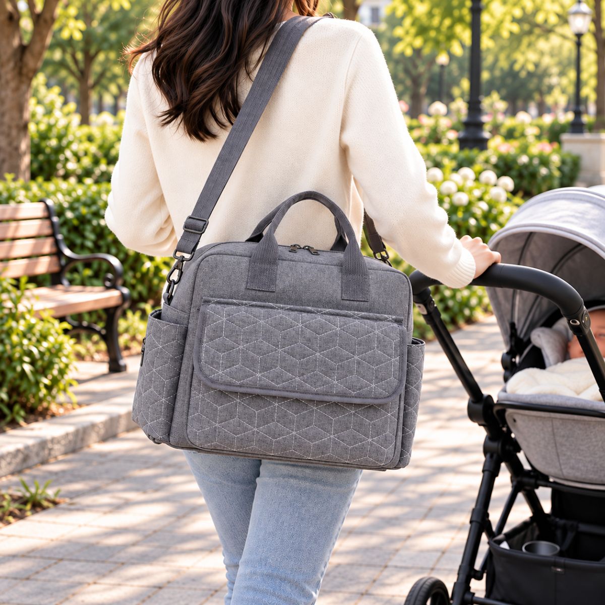 Sac à langer Poche avant à rabat Gris porté en bandoulière pendant une promenade