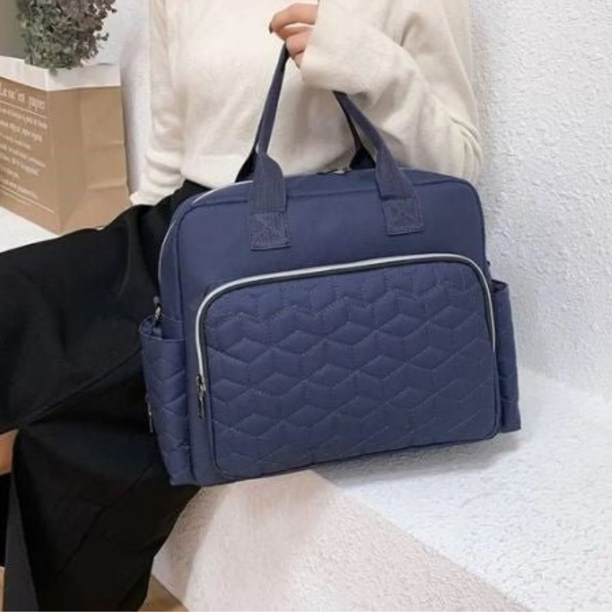 Sac a langer bleu foncé posé avec anses souples et poche avant matelassée