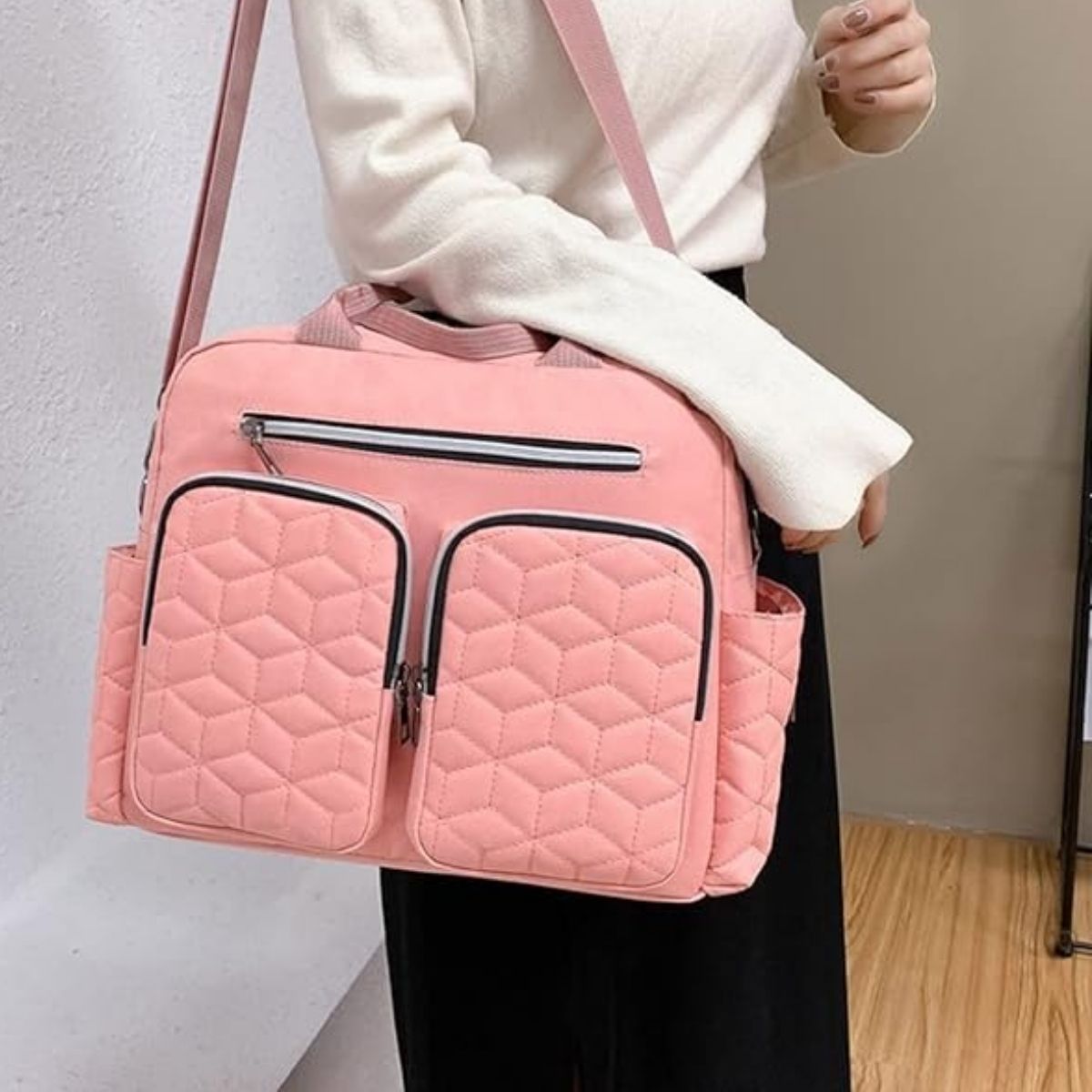 Sac a langer rose porté à l’épaule par une maman
