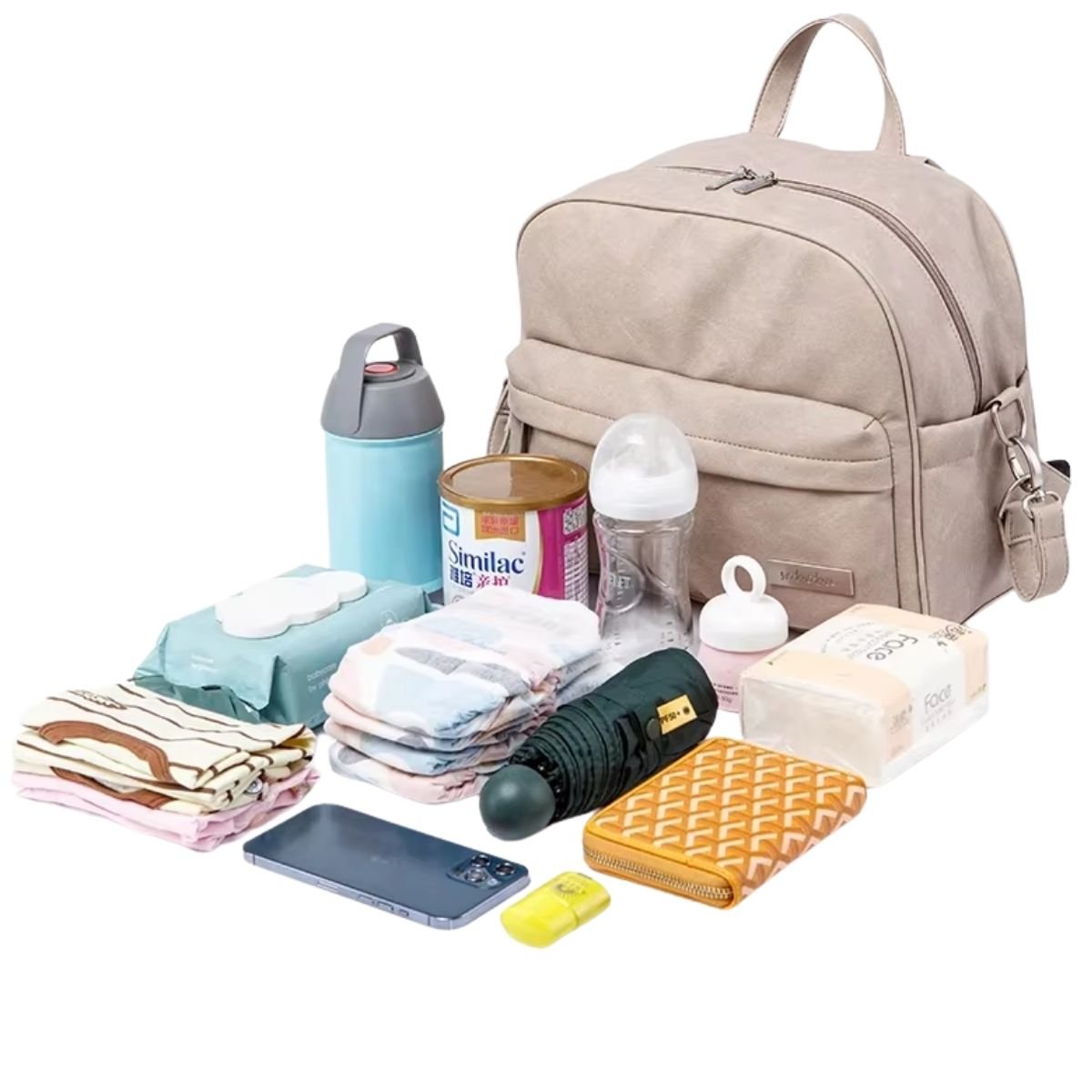 sac a langer gris pierre avec accessoires bébé posés devant