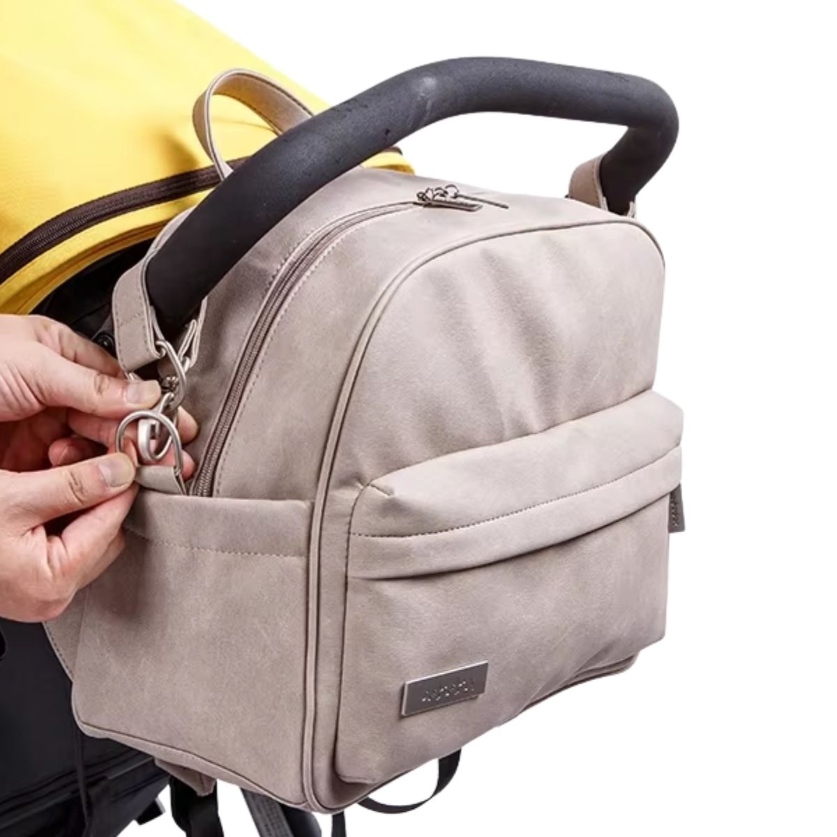 sac a langer gris pierre accroché à une poussette en promenade