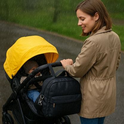 sac a langer noir accroché à une poussette sous la pluie