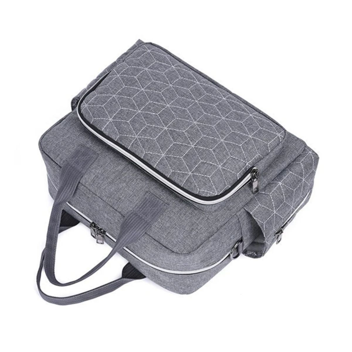Sac a langer gris vu de dessus avec grande poche avant zippée
